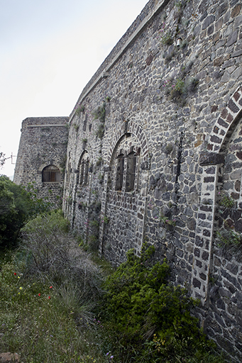 Revêtement du front latéral Est avec façade des casemates de casernement et flanc du saillant S-E