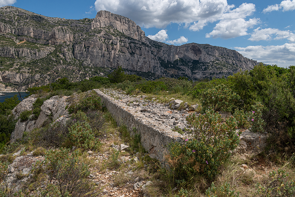 Ancien mur de retranchement barrant le haut d'un rentrant de l'escarpement côtier Est, près de l'excavation de la tour-modèle