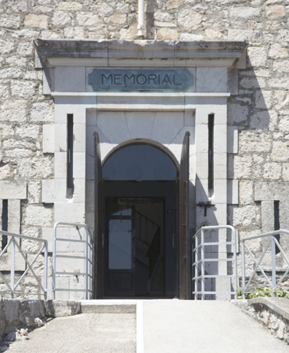 Tour, la porte à pont-levis, élévation extérieure.