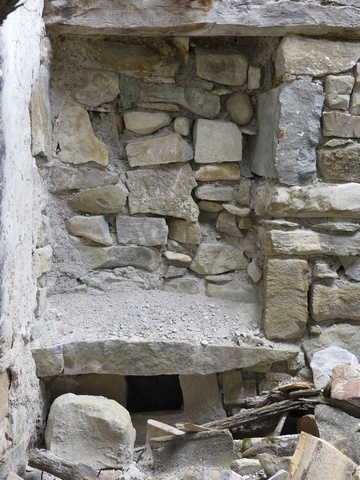 Pile d'évier dans le logis saisonnier d'un « cabanon », à Saint-Jaume.