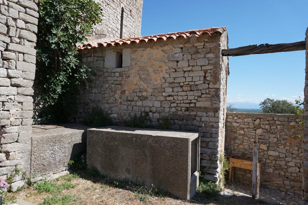 Détail de l'élévation sud : sacristie. Arrêt dans les assises du mur ouest de la sacristie signalant un ancien contrefort (?).