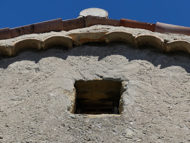 Pignon sud, troisième niveau. Jour du séchoir et saillie de rive constituée d'un rang de génoise.