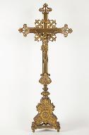 Garniture d'autel (n°2) : ensemble composé d'une croix d'autel et de quatre chandeliers d'autel