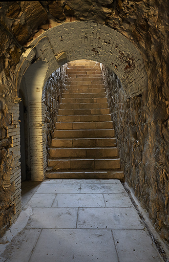 Poterne d'accès au bastionnet 2, escalier montant à la plate-forme, et porte vers la casemate.