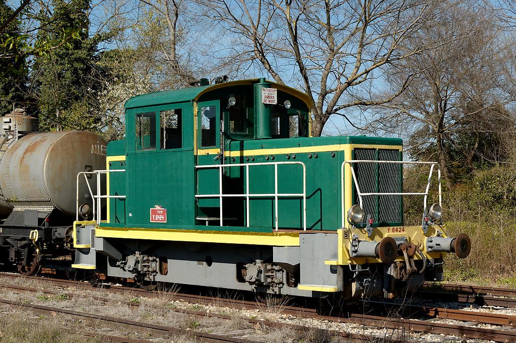 Matériel de transport ferroviaire : locotracteur Y 6424 appartenant à la série des Y 6400