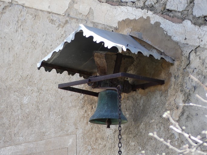 Bâtiment du logis, partie orientale. Pignon ouest, troisième niveau. Cloche.