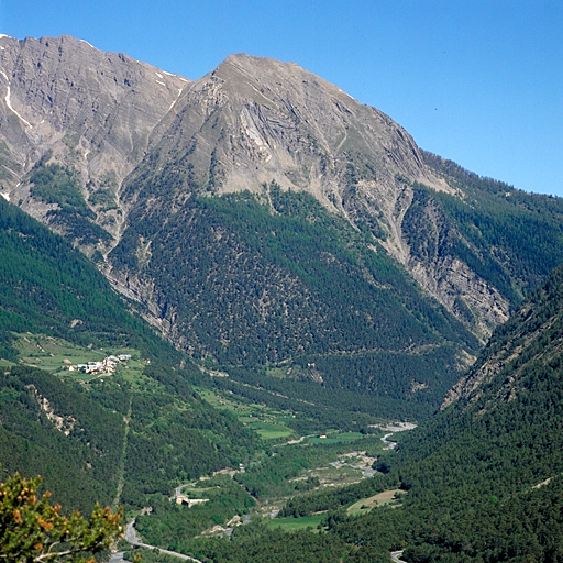 Vue générale prise du sud-est. A gauche sur le replat, village de Tournoux et site du camp. Au centre : la redoute ruinée. A l'arrière-plan, la tête de Cassoun.