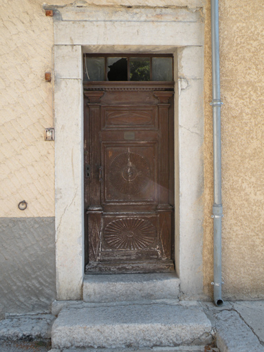 Village. Porte de logis : encadrement en pierre de taille à linteau monolithe.