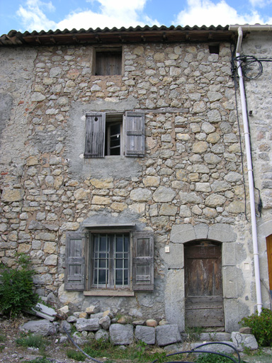 Maison avec partie agricole en partie haute à Blaron (Castellane).