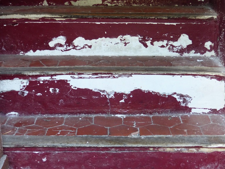 Maison (1833 B 179, 2025 B 208). Escalier dans-oeuvre maçonné avec marches couvertes de carreaux de terre cuite.