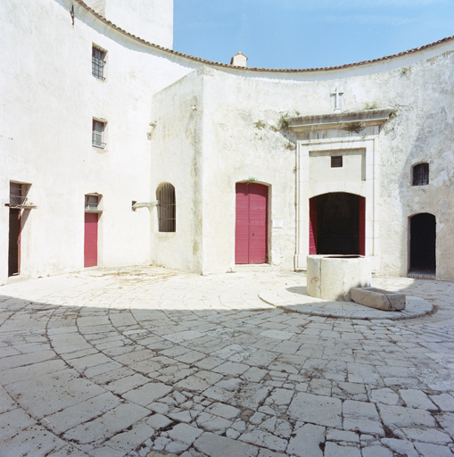 Cour centrale, pavement et puits de la citerne.