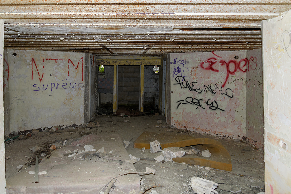 Casemate de flanquement ouest, type Regelbau 680, intérieur vu de la position de tir, porte d'entrée murée au fond