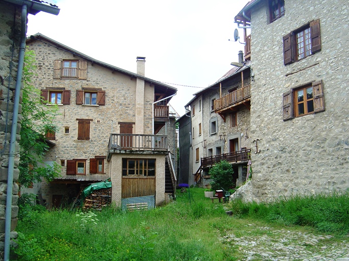 Aco de Gravier. Cour intérieure ouverte de l'ancienne "ferme Gravier" illustrant le principe de la "ferme invisible".