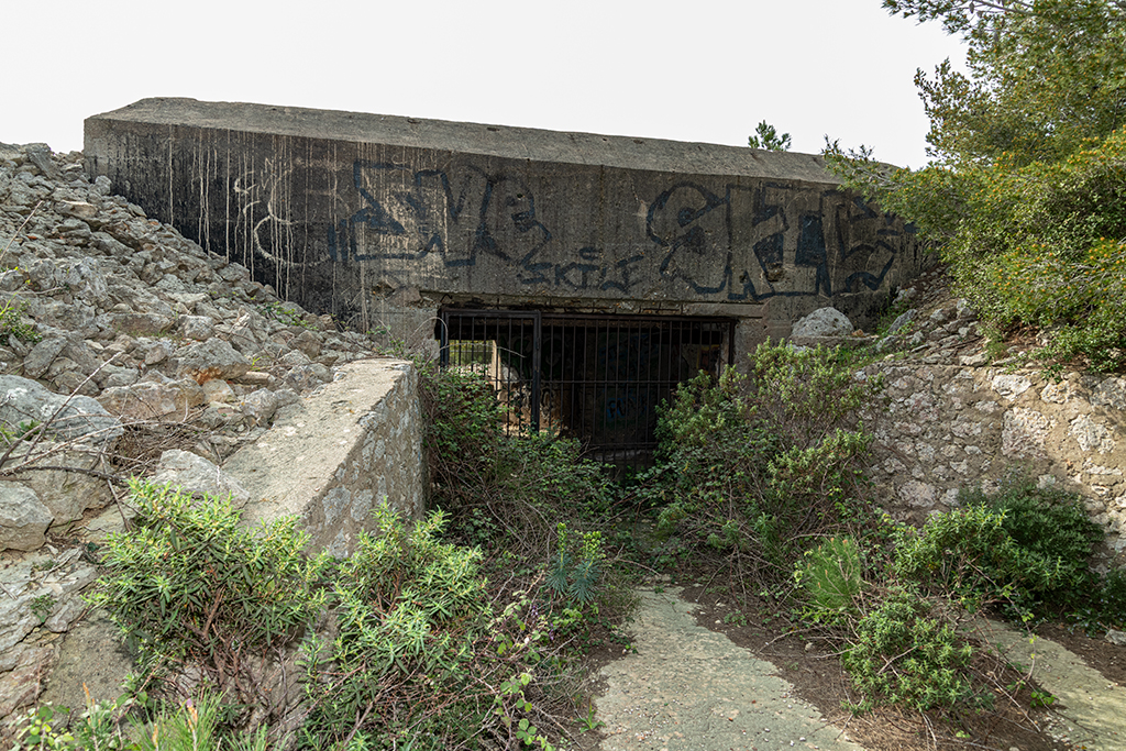 Position défensive de la plaine de Bonnieu, mur de gorge de la casemate de flanquement Regelbau (H) 612.