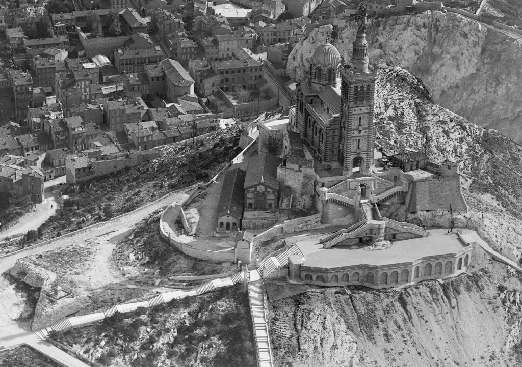 [Vue aérienne oblique du fort et de la basilique prise de du Nord], photographie, 1931.