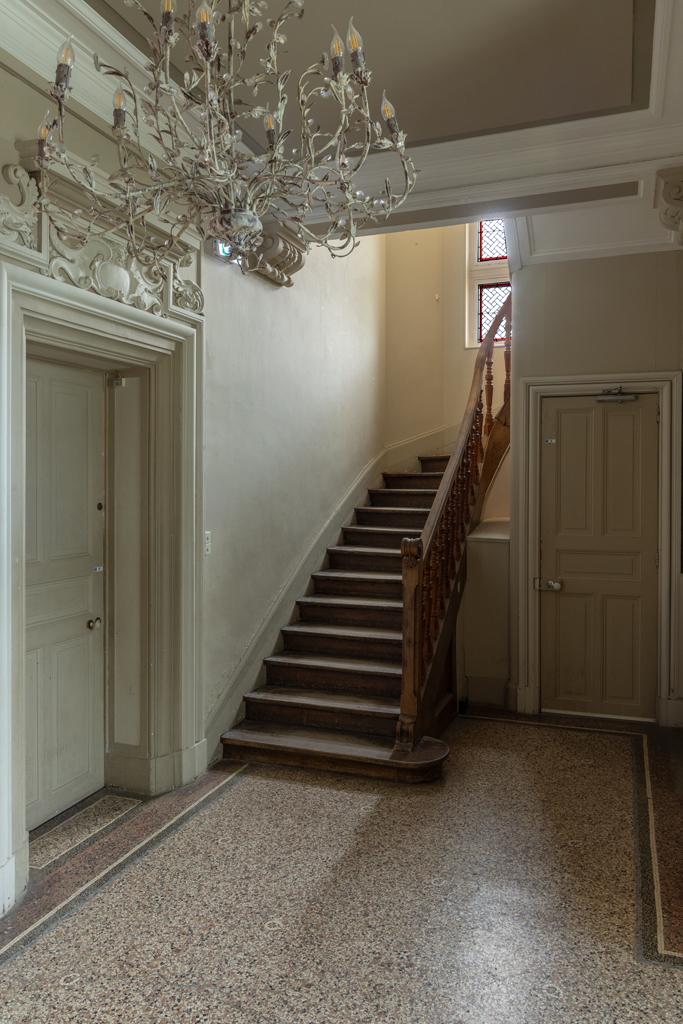 Rez-de-chaussée : départ de l'escalier.