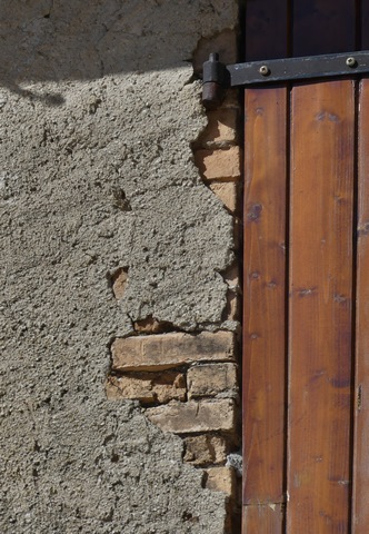 Bâtiment du logis. Elévation est, troisième niveau. Fenêtre avec encadrement en briques.