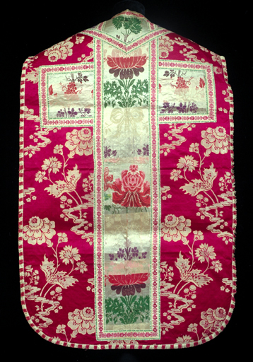 Chasuble de l'ensemble chasuble, étole, manipule (ornement rouge). Vue générale du dos.