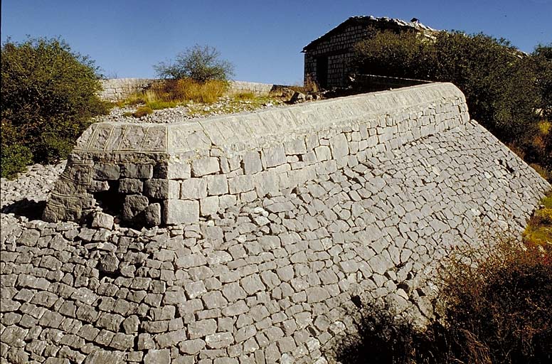 Vue extérieure. Au premier plan, le parapet, et derrière, le blockhaus.