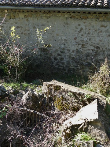 Bassin-réservoir. Vestiges de la chute d'eau et de sa grille.