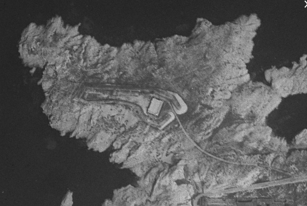 [Vue aérienne verticale de l'île Ratonneau], 1926. Détail : la batterie de Banc.