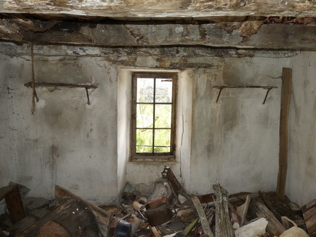 Rez-de-chaussée surélevé, logis. Mur sud.