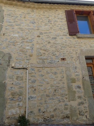 Elévation ouest : porte murée et collage de la maçonnerie sur le bâtiment mitoyen.