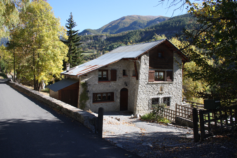 Quartier de Vieraron. Maison contemporaine de type villa occupant la parcelle 2020 AB 88, en contrebas de la route départementale 2. Observer l'ouverture en bande flanquant l'entrée en façade sud-ouest. 