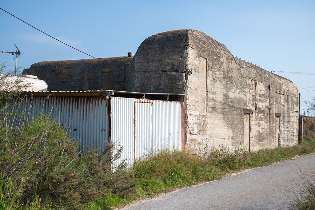Quatrième casemate-abri passive-type Regelbau 621, face de gorge avec saillant-tobrouk et portes murées de plain-pied.
