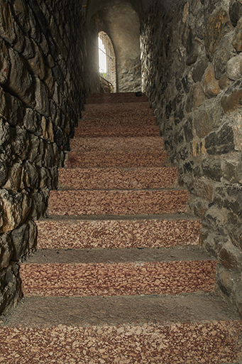 Secteur nord-ouest de l'enceinte, vue intérieure de l'escalier de la poterne 47 montant au sas d'étage de la tour 34