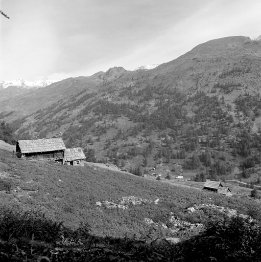 Vue de situation du haut du hameau, prise du sud.