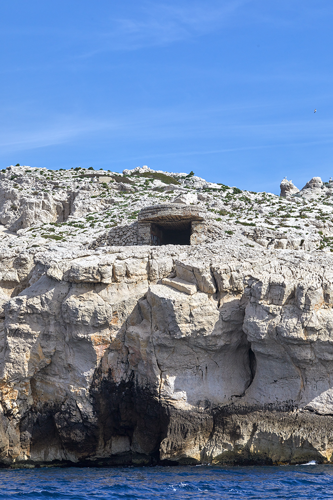 Poste photo-électrique, vue extérieure frontale de l'abri de combat, depuis la mer 