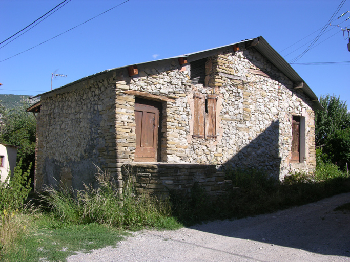 Les Nèbles, parcelle WI 112 : entrepôt agricole traditionnel : fonctions et accès multiples (étable en soubassement, séchoir, fenil et logement occasionnel en rez-de-chaussée), construction en blocage de calcaire et de grès ; sur le toit, la tôle ondulée a remplacé la lause.