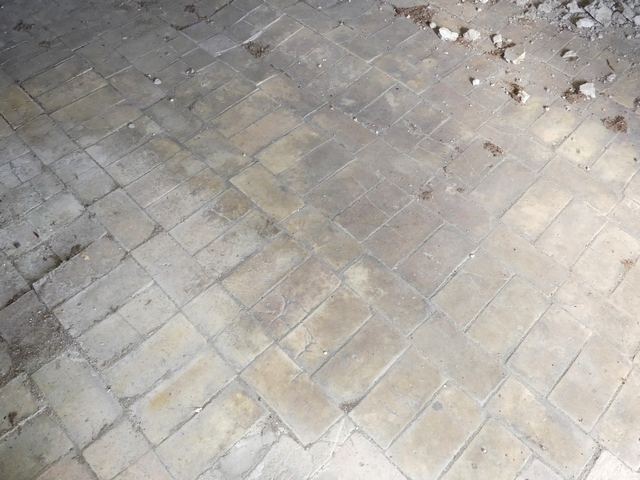 Etage, chambre sud. Sol en carreaux de terre cuite rectangulaires.