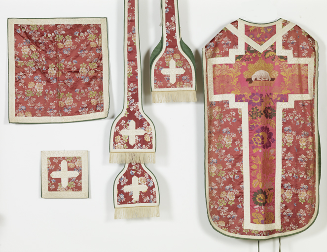 ensemble de vêtements liturgiques (N° 1) : chasuble, voile de calice, bourse de corporal, étole, manipule (ornement rouge)