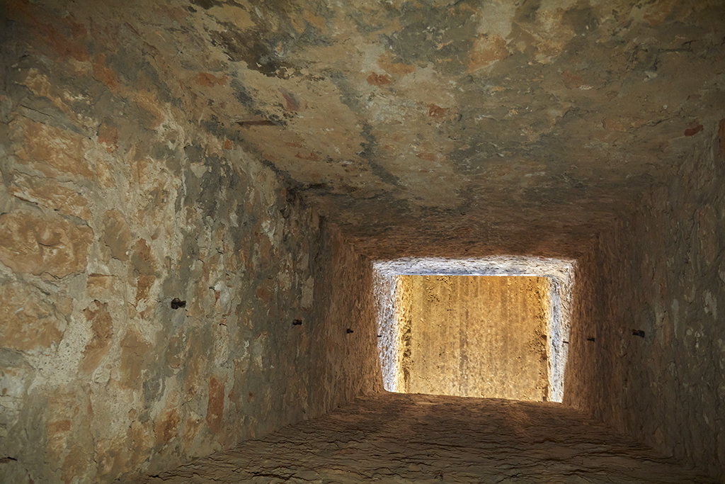 Intérieur du souterrain,  vue contre-plongeant du puits du monte-charge 