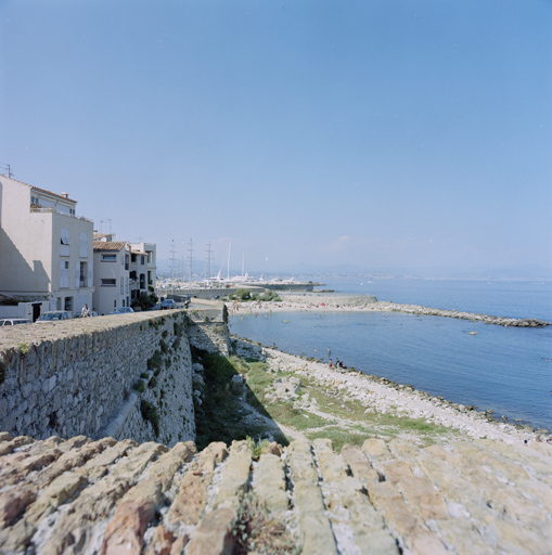 Courtine 24 du front de mer et flanc droit du bastion 25, vus du sud, vers le port.