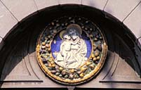 La Turbie, villa le Petit Manoir. Panneau en céramique vernissée disposé sur le fronton du portail.