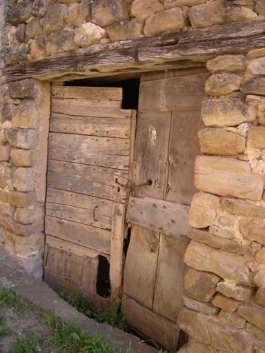 Village, parcelle 1990 D3 430. Détail porte charretière sur le pignon nord-ouest.