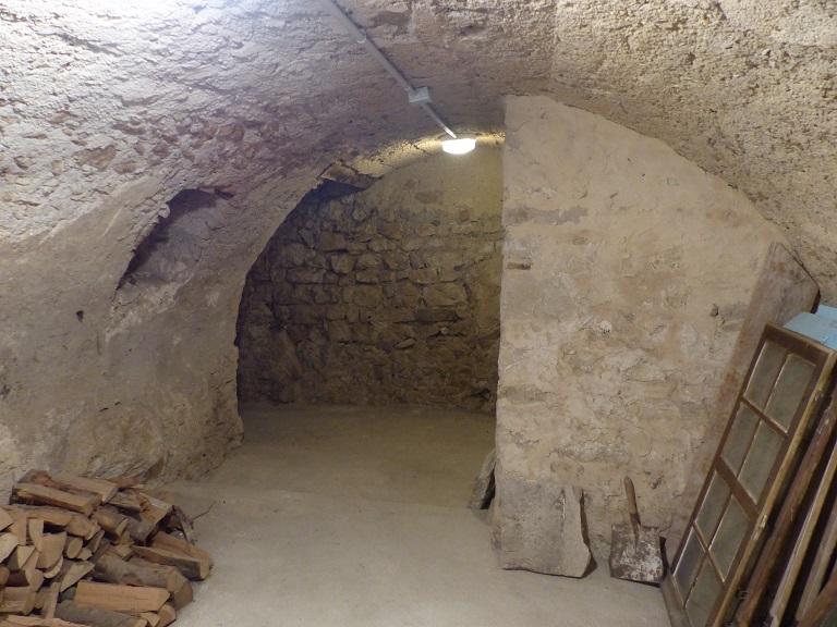 Premier étage de soubassement, ancienne étable ou remise. Vue de volume prise de l'est.