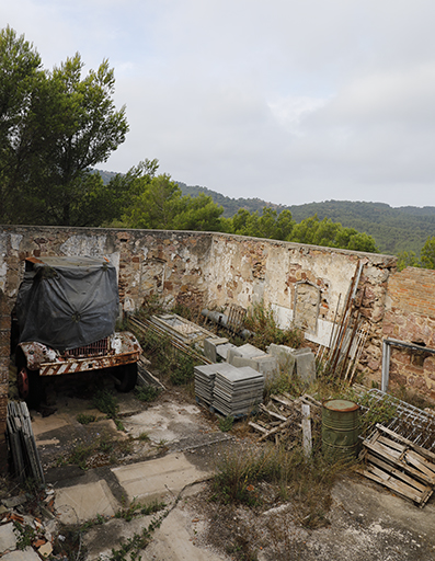 Extrémité droite ou fond de la cour du casernement, murs de l'ancien bâtiment des cuisines, détruit, participant de l'enceinte