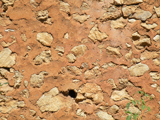 Village, maçonnerie avec enduit à pierres vues réalisé au mortier de gypse (B2 466).