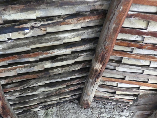 Charpente à pannes et couverture en tuiles creuses posées sur chevrons taillés en quartons.