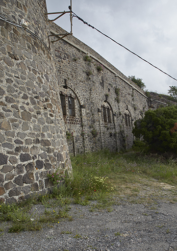 Revêtement du front latéral Est avec façade des casemates de casernement