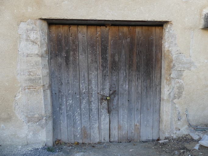 Pignon nord, premier niveau. Porte avec piédroits chanfreinés.