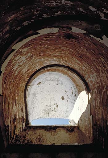 Vue verticale intérieure de la cage d'escalier prise de bas en haut.