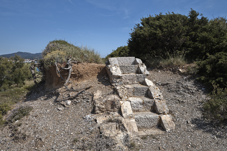 vestiges de l'épaulement de batterie détruit : escalier de l'ancienne traverse droite de la section médiane