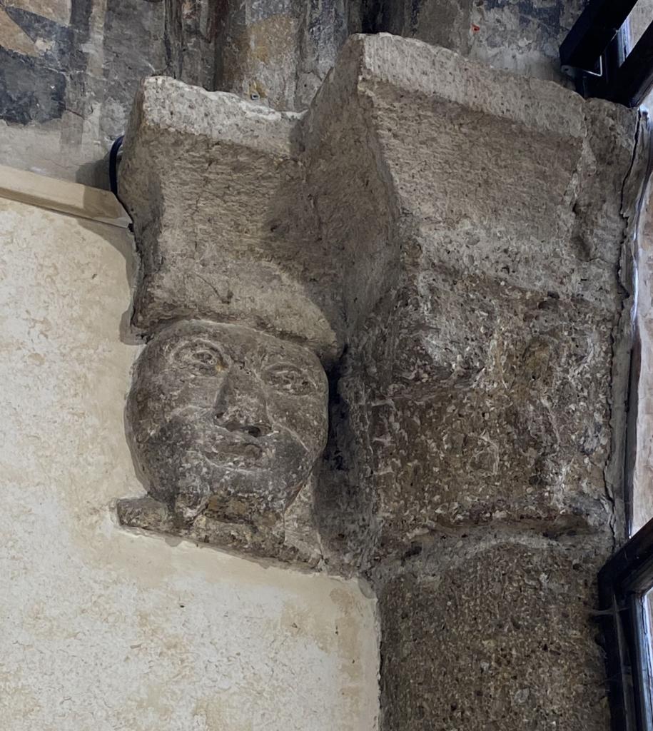 Culot et chapiteau sud-est de la chapelle occidentale.