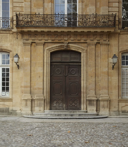 Hôtel de Réauville, puis de La Tour-d'Aigues, puis de Caumont, actuellement conservatoire de musique