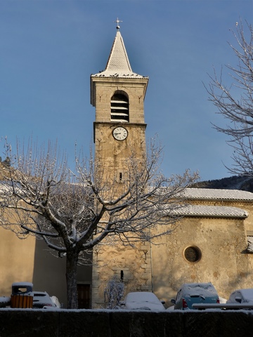 Le cadran de l'horloge sur le clocher de l'église, vue prise du sud.